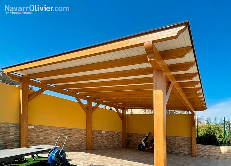 Pérgola de madera para aparcamiento en jardin de vivienda unifamiliar