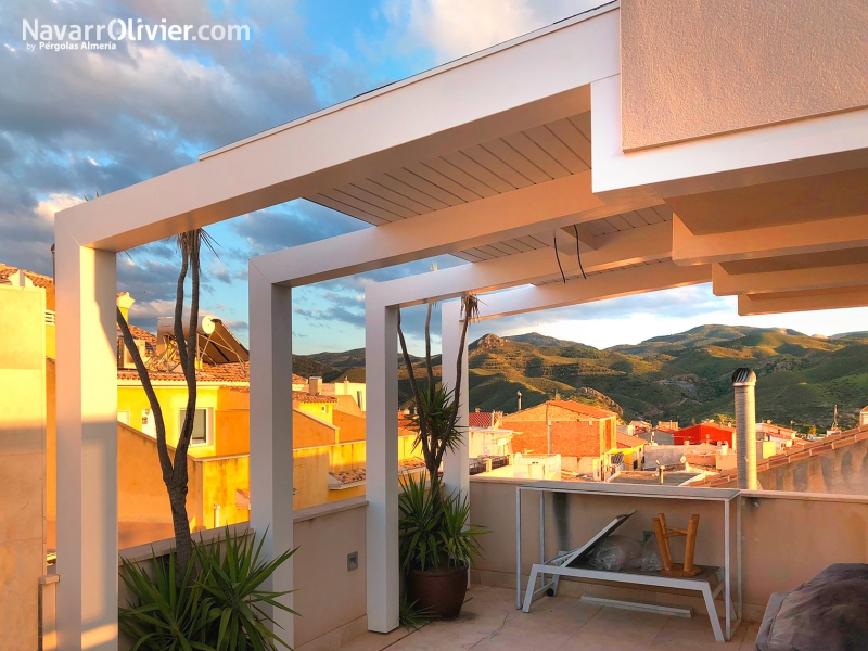 Pérgola de madera blanca de diseño para ático