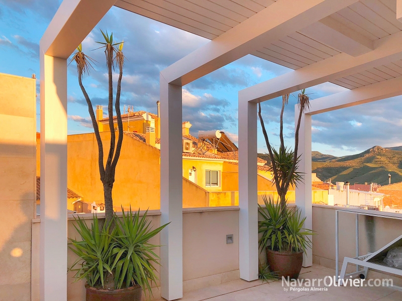 Estructura de madera para cubierta parcial de ático. Pérgolas NavarrOlivier, Almería