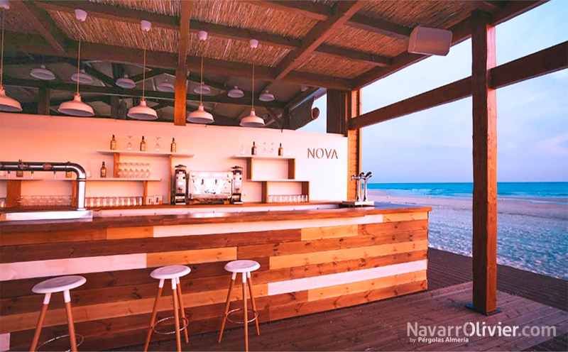 Barra exterior de NOVA beach club. Construcción sostenible by NavarrOlivier