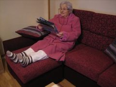 Sof con chaise longue con medidas especiales para personas mayores