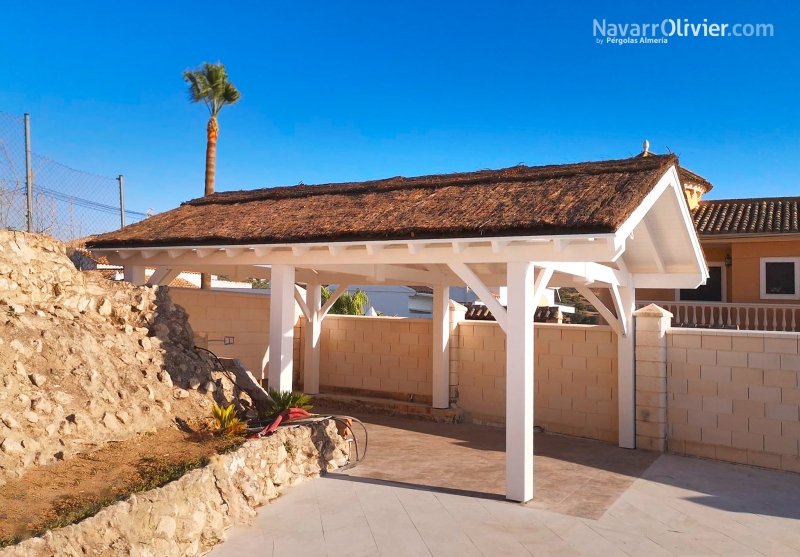 Pérgola a 2 aguas de madera blanca con techo de brezo