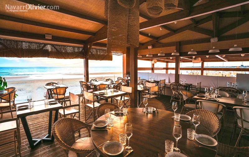 Restaurante de playa desmontable de madera tratada en Cdiz