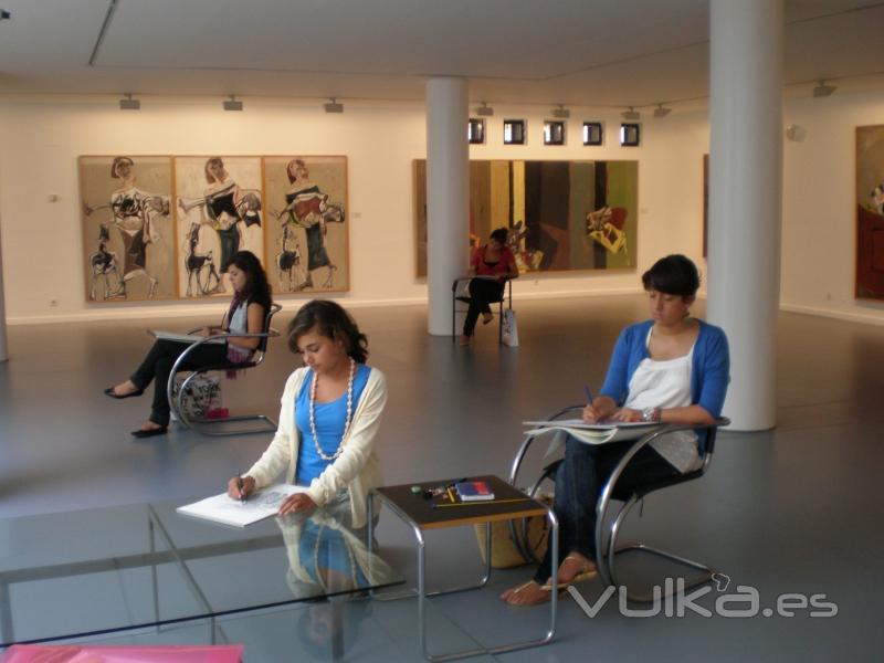 en el Museo Barjola/ Una tarde de  Verano/ Grupo de alumnos, felice/ Se divierten dibujando