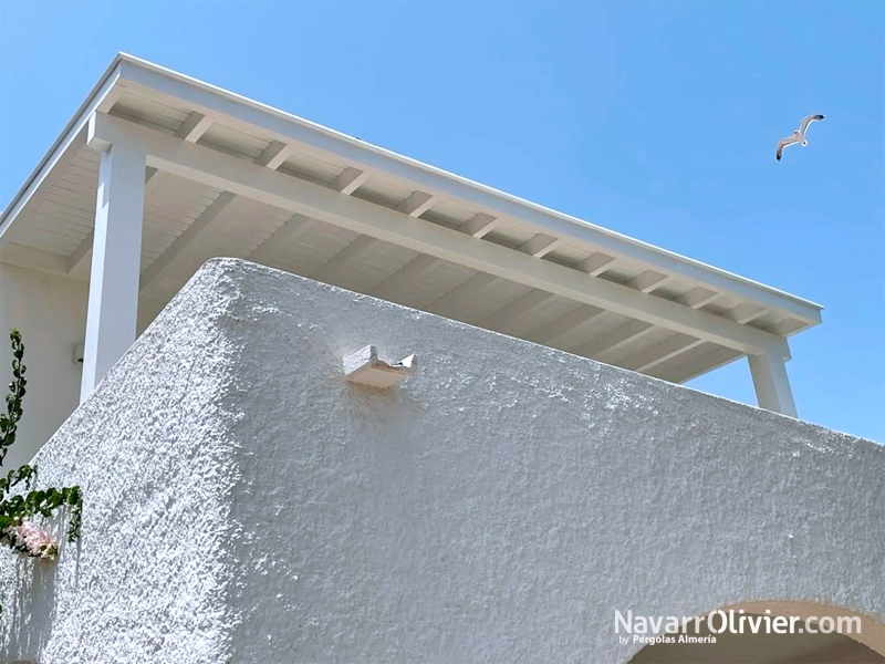 Pergola de madera blanca para reforma de piso en Mojácar