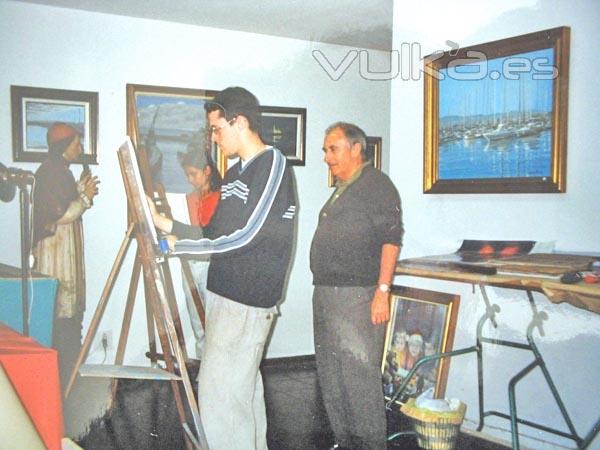 Carlos Roces, enseando/ en su clase de Artestudio/ donde tiene su taller.
