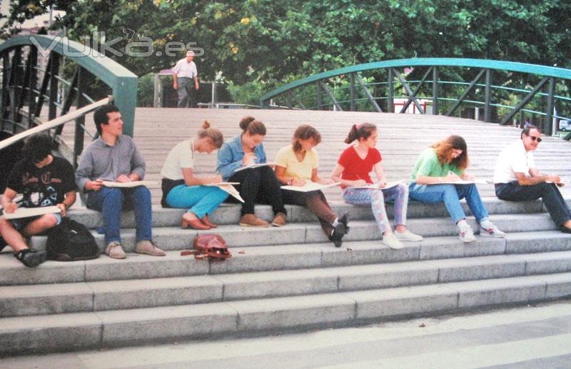 En el puente sobre El Piles, / en el parque de Gijón , / Junto al Feria de Muestras,/ Dibujo y concentración