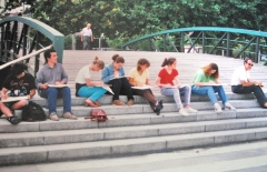 En el puente sobre el piles, / en el parque de gijn , / junto al feria de muestras,/ dibujo y concentracin