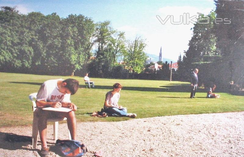 Museo Evaristo Valle, Alumnos de Carlos Roces, dibujando en verano