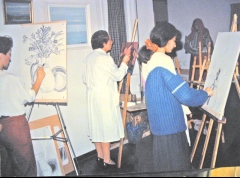 Natalia gmez cepedal / con su chaquetita azul /dibujando en artestudio/