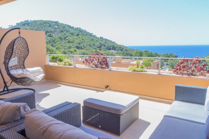 Terraza - Apartamento en Cala Carbó, San José, Ibiza - Engel & Völkers Ibiza - Inmobiliaria en Ibiza