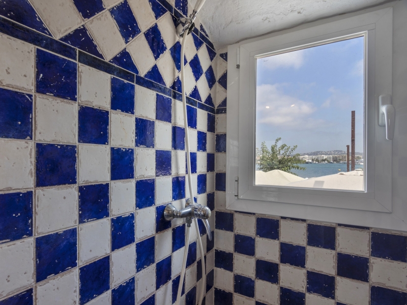 Baño - Apartamento en Ibiza Centro - Engel & Völkers Ibiza - Inmobiliaria en Ibiza - Comprar casas