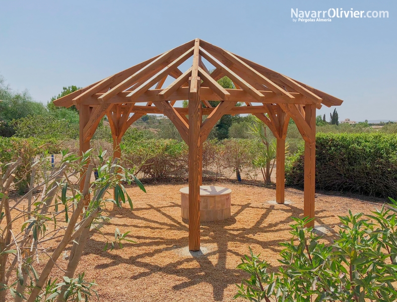 Pérgola hexagonal de madera estilo tradicional en vERA, aLMERÍA