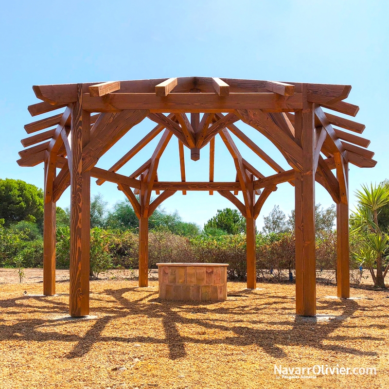 Pérgola clásica a seis aguas para jardín fabricada en madera por NavarrOlivier