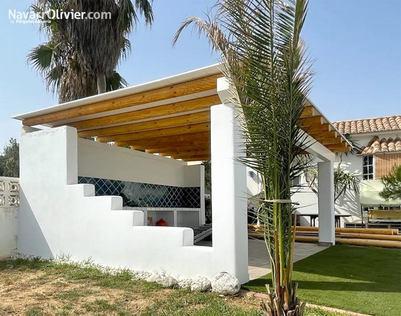 Pérgola para zona de piscina comunitaria de madera y palo redondo