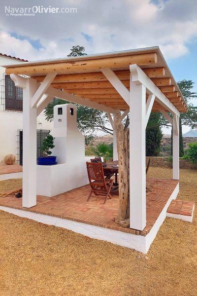 Pérgola de madera y palo redondo en huercal overa