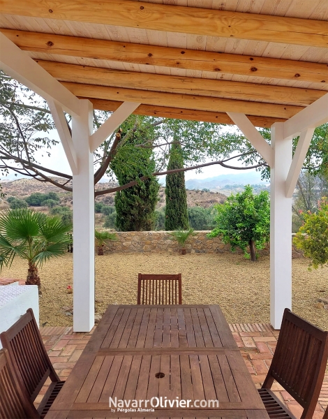 Cenador de madera y tronco calibrado para cortijo