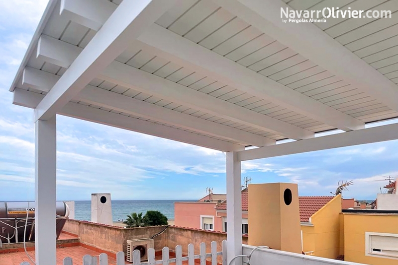 Pérgola de madera blanca para ático en Albox