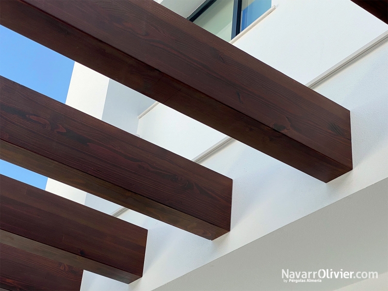 Pergola minimalista en madera laminada con estribos ocultos