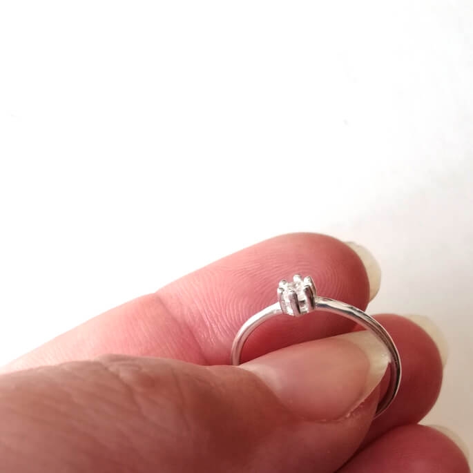 Anillo solitario con circonita