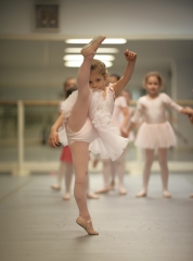 Alumnas disfrutando de la clase de baile y aprendiendo ballet en las arenas, getxo