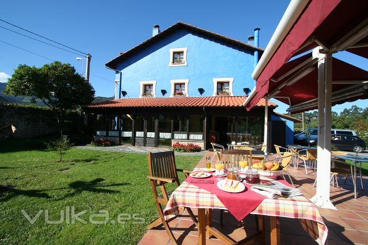 los dias soleados se prestan a hacer uso de la terraza para sus desayunos y aperitivos o cenas