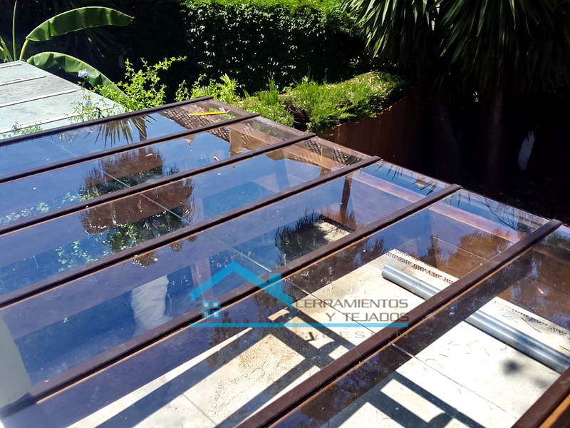 Pergola de madera con cubierta de cristal