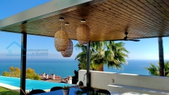 Pergola de hierro combinada con madera