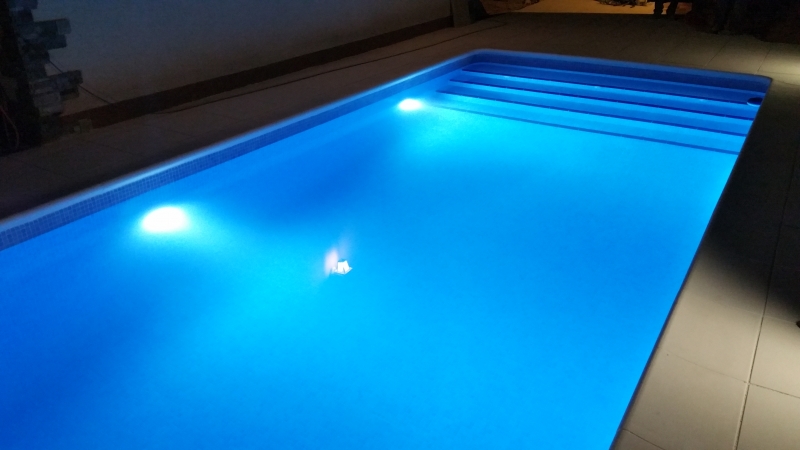 piscina de  gresite  con  folcos led