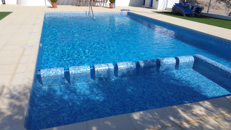 piscina con  chapoteo niños