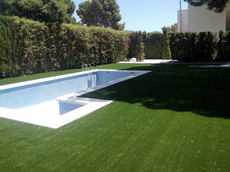 piscina con csped artificial