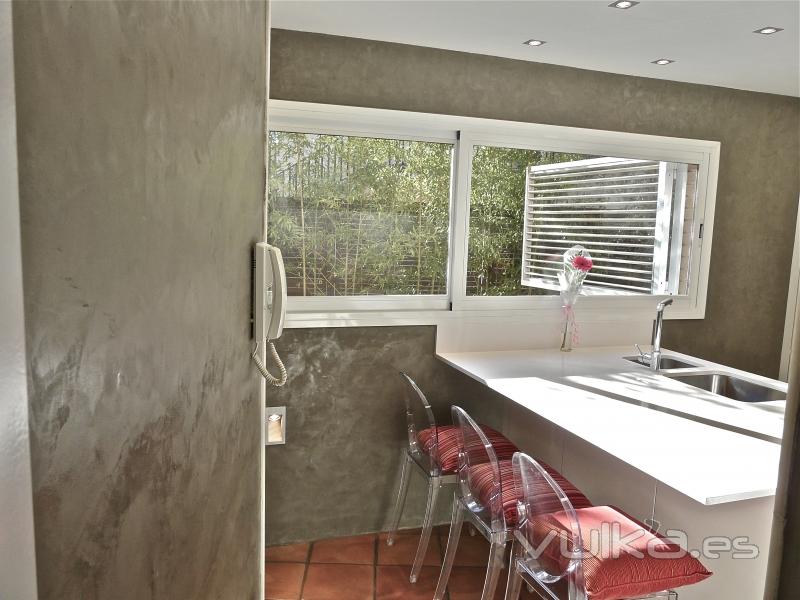 Enlucido de cemento Mineral Deco en paredes de una cocina