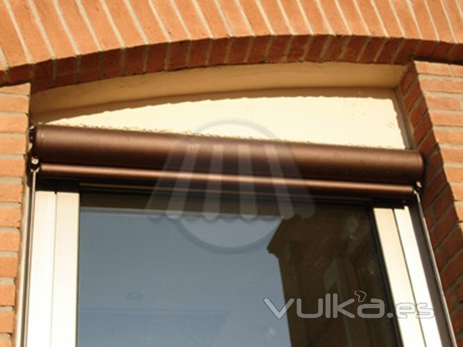 Toldo guiado tipo Droppy ideal para los huecos de las ventanas.