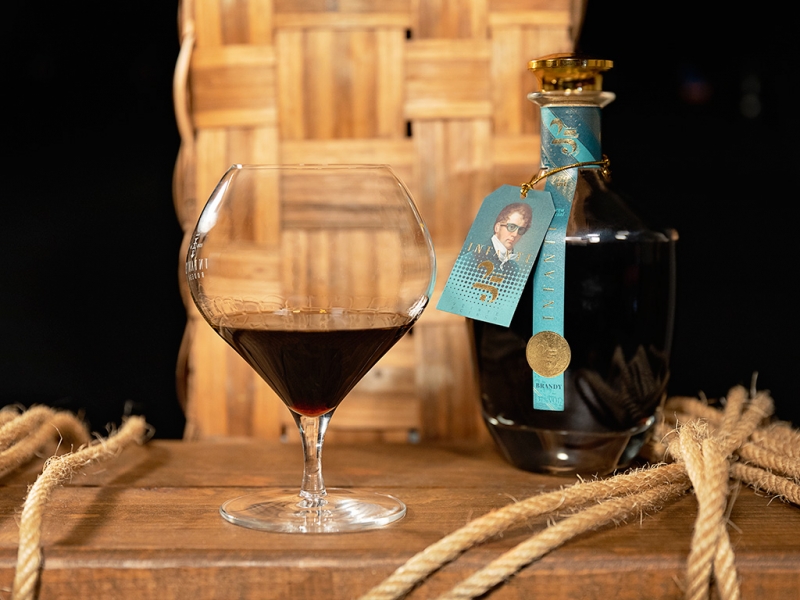 Infante Reserva 25. Ligero dulzor y suavidad en aromas y bouquet, que le confieren los vinos viejos.