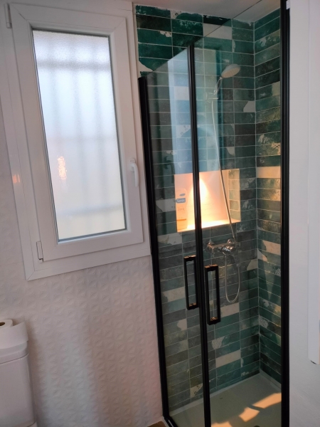 Alicatado interior ducha con detalle de iluminacin