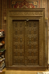 Puerta antigua tallada