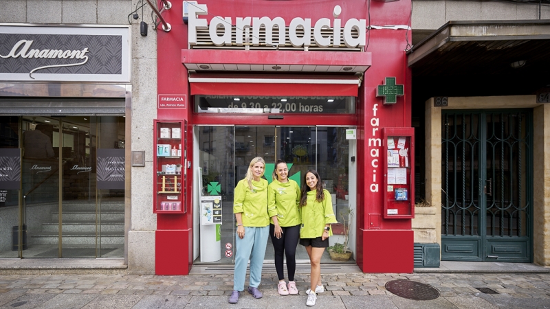 Parte del equipo de Farmacia MULAS Salamanca