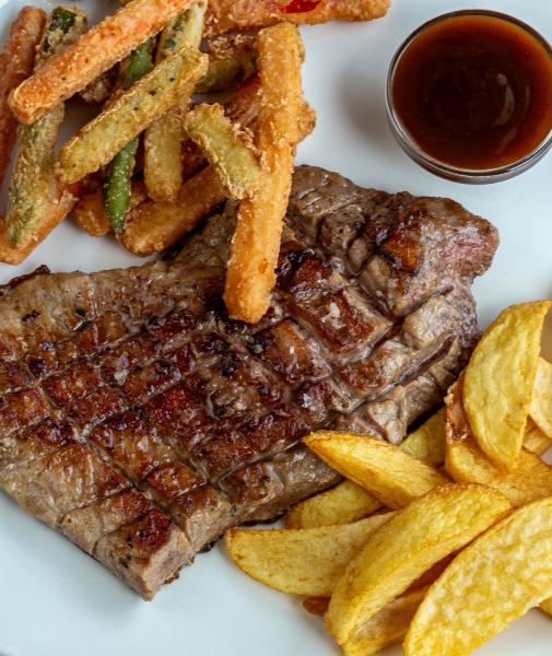 Secreto Ibérico con Verduritas y Patatas fritas