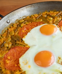 Arroz vegetal (ajos tiernos, habas y tomate) con huevo
