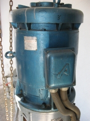 Bomba vertical. motor alconza instalado en bomba vertical.