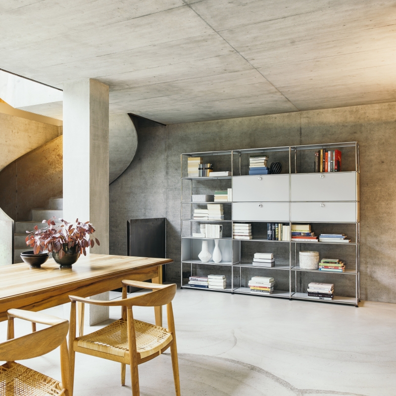 Espacio amueblado utilizando USM y mobiliario de Hans J Wegner para Carl Hansen