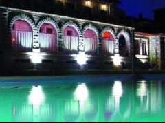 Vistas de la fachada y la piscina de noche