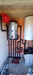 Sala de maquinas para fancoils y suelo radiante alimentada con equipo de aerotermia  y descalcificad