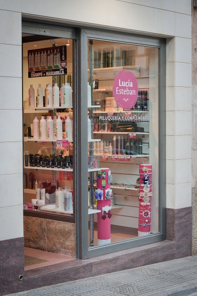 Puerta de la peluquera de Luca Esteban en Jumilla