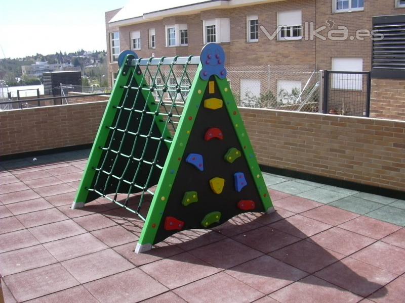 Instalacin de juegos infantiles y suelo de seguridad