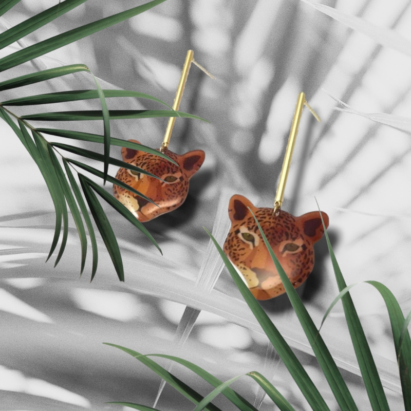 Pendientes con base de palo en dorado mate y colgante con cabeza de leopardo