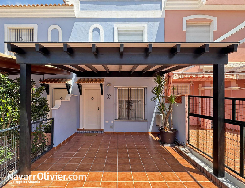 Porche de madera para patio delantero en San Juan de los terreros