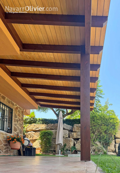 Porche de madera tratada para jardín de vivienda en Mijas Costa