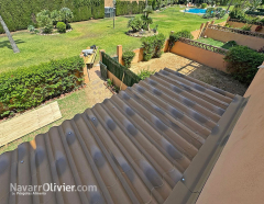 Pergola con panel teja para casa unifamiliar