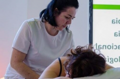 Fisioterapia dando un masaje a su paciente